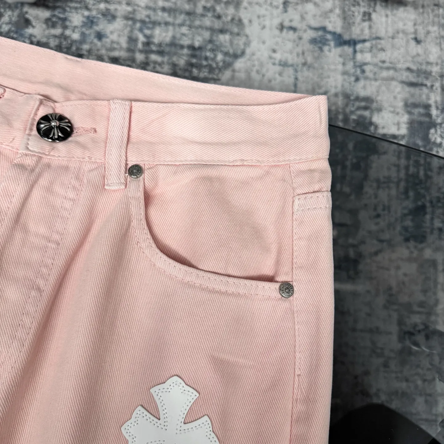 P260 Chrome hearts CH co-branded Drak Miami light pink jeans exude uninhibited personality and unique charm. Every wear and tear is carefully designed to present a unique artistic feel. Made of imported denim fabric, which has undergone heavy industrial washing and destruction treatment, the trousers show a super cool effect on the upper body, allowing you to dominate the fashion stage.  This is more than just a pair of jeans, it is an expression of attitude. With its unique design concept and ultimate pursuit of details, Croxin breaks traditional boundaries and defines the jeans trend in the new era. The trousers are made of double-layer woven fabric with customized hardware. Italian-made special cowhide is printed and cut. Custom-made sheepskin three-layer thick-line leather. The whole body is spliced ​​in heavy water washing. Craftsmen hand-splash ink. You can see the details. Three-dimensional cutting version. Loose and comfortable, not flattering. Makes taller and slimmer. Factory Seiko. Original quality control. Same style for men and women. Can be matched with couples. Versatile recommendation. Must-have jeans for all seasons. Color: light pink. Size: 28-30-32-34.